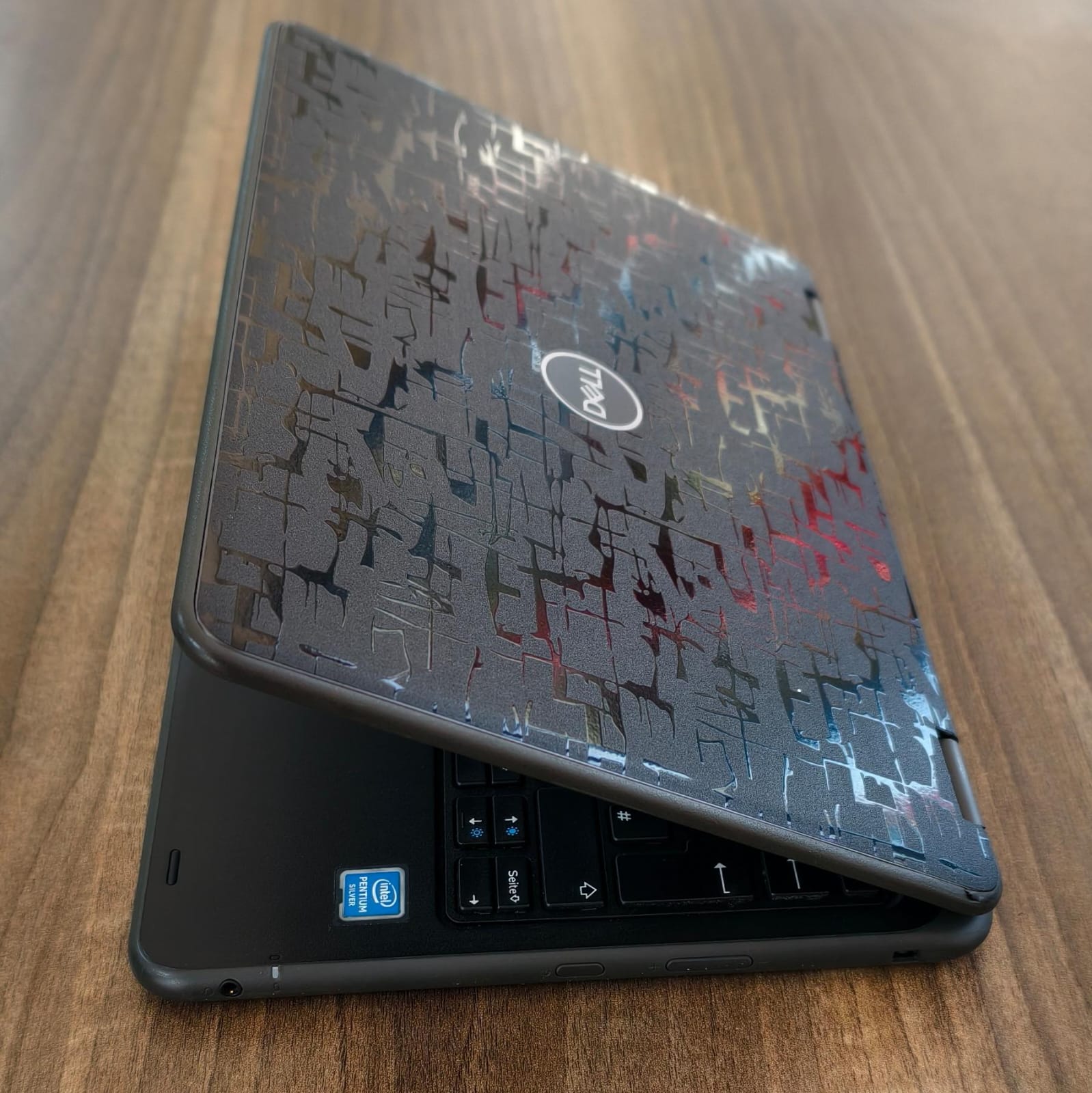 DELL LATITUDE 3190  2IN1 INTEL PENTIUM  4GBRAM 128GBSSD  X360 TOUCH SCREEN DUAL CAMERA
It features a 360° hinge that allows you to use it as a traditional laptop, a tablet, tent mode, or stand mode