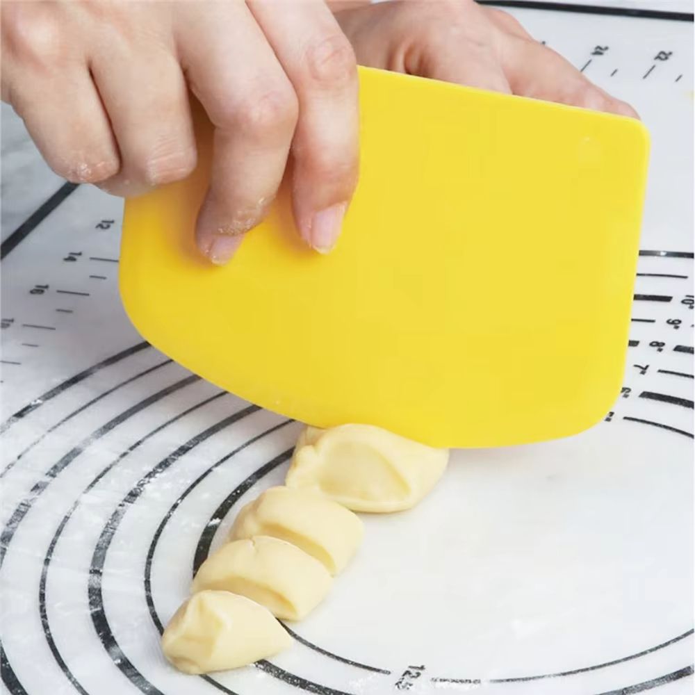 Plastic cake, cream spatula, dough knife, butter batter scraper, decorative plain color, smooth edge baking tool