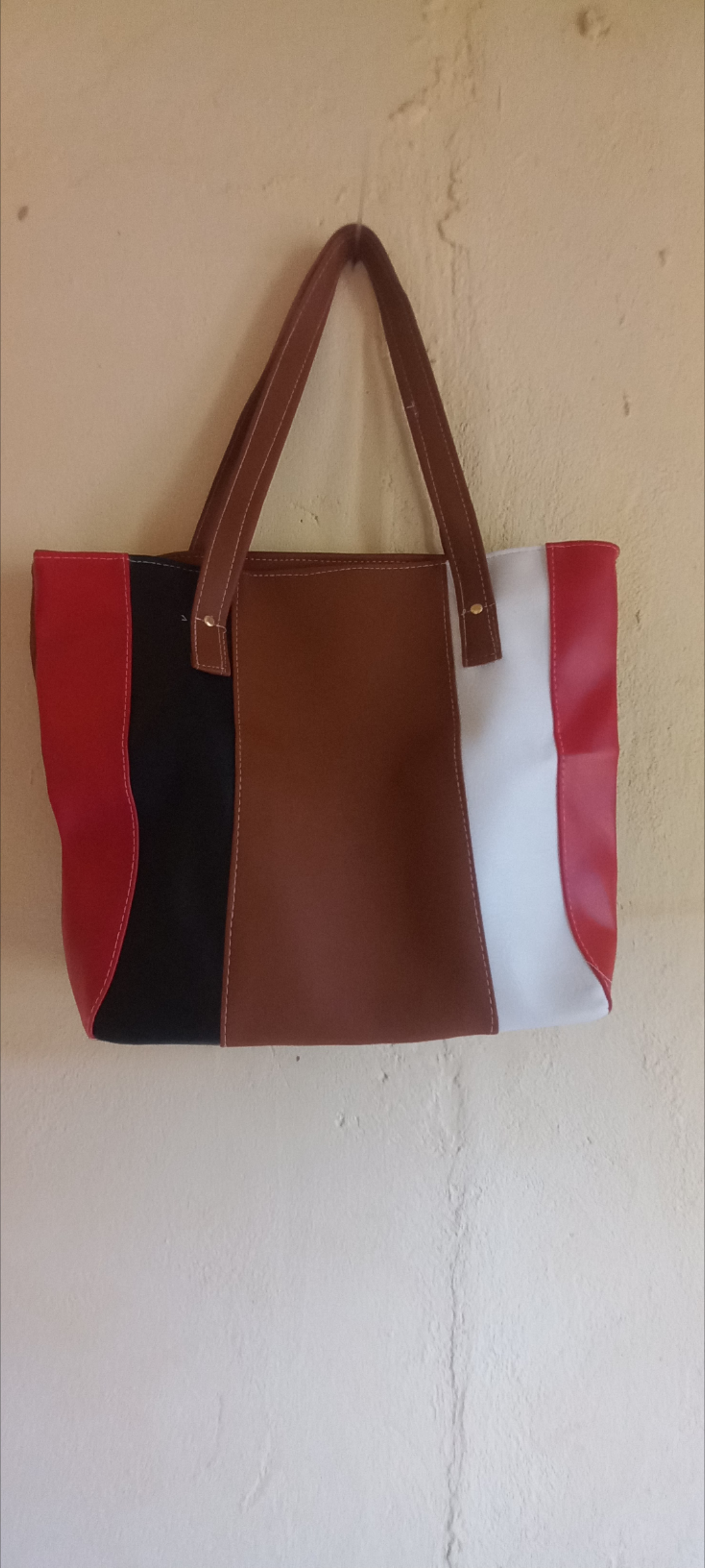 EASTER OFFER💥💥TWO IN ONE CLASSIC LADIES TOTE BAGS WITH TOP HANDLE ,A LAPTOP BAG . CAN BE USED IN ALL OCCASIONS.MADE OF LONG LASTING LEATHER MATERIAL AT AN AFFORDABLE PRICE