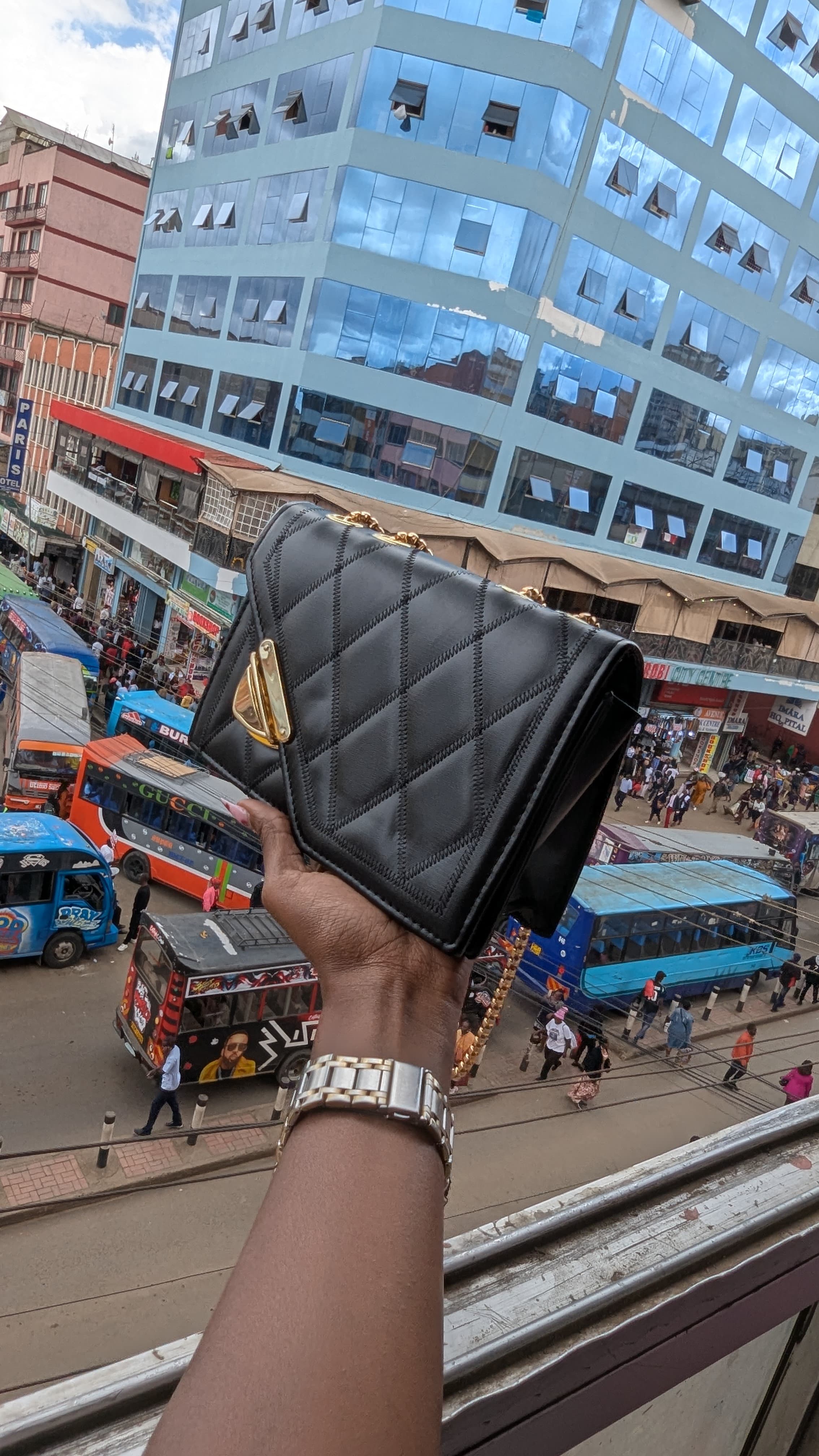 Double chain sling bags fully restocked 👇🏻👇🏻
Colors available
Black
White
Green
Purple
Hii inatoshea adi tent 🔥🔥🔥