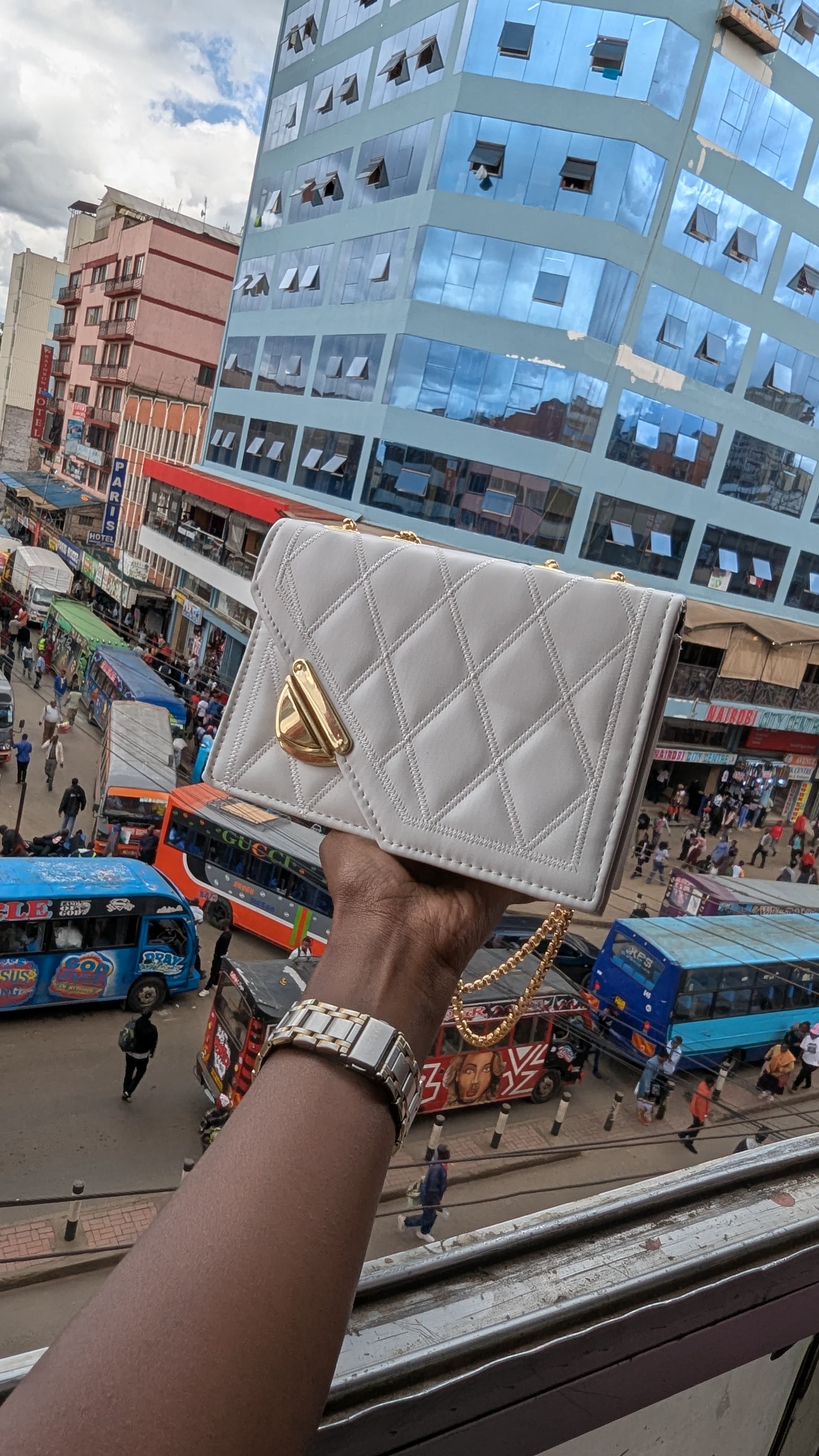 Double chain sling bags fully restocked 👇🏻👇🏻
Colors available
Black
White
Green
Purple
Hii inatoshea adi tent 🔥🔥🔥