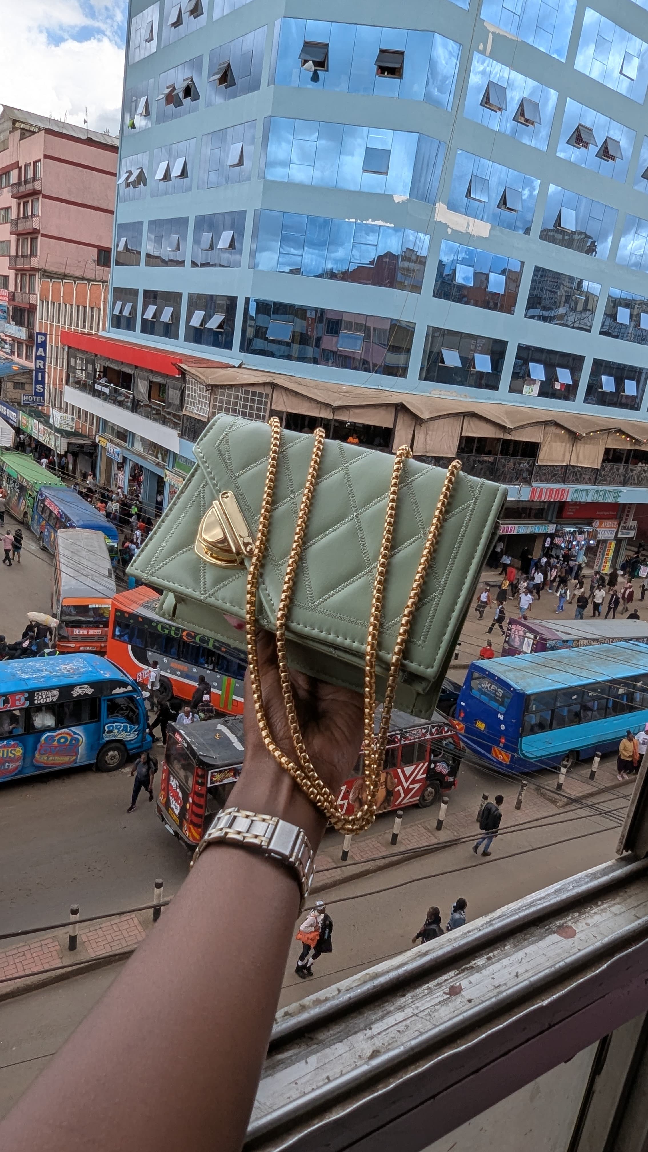 Double chain sling bags fully restocked 👇🏻👇🏻
Colors available
Black
White
Green
Purple
Hii inatoshea adi tent 🔥🔥🔥