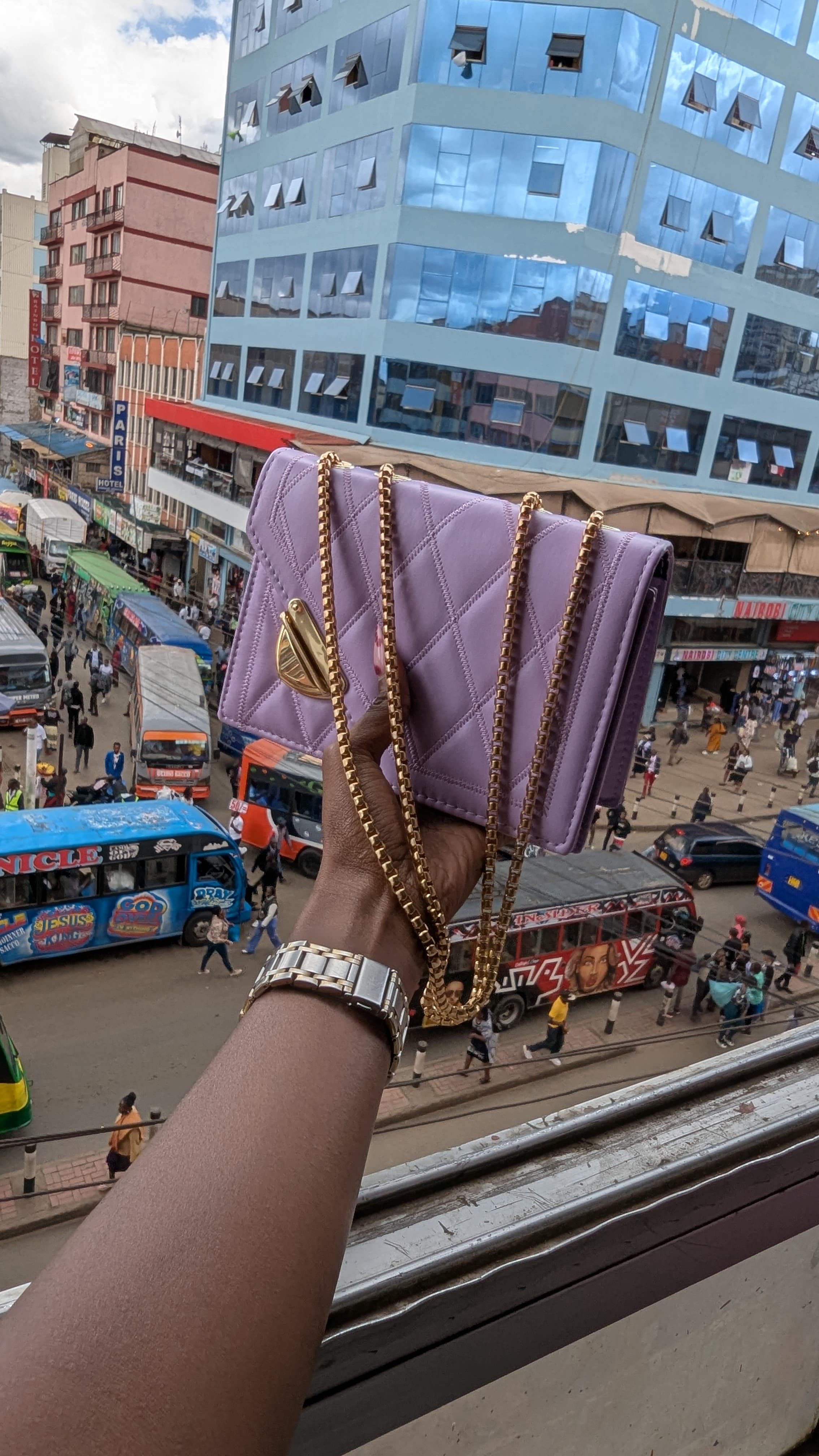 Double chain sling bags fully restocked 👇🏻👇🏻
Colors available
Black
White
Green
Purple
Hii inatoshea adi tent 🔥🔥🔥