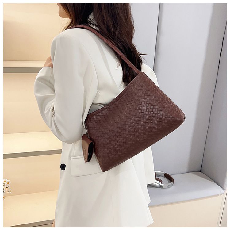 2025 Autumn/Winter Women'S Woven Pattern Shoulder Bag Casual Wear Hand-Held Handle Bag Fashion Retro Armpit Bag With Coin Purse B0264