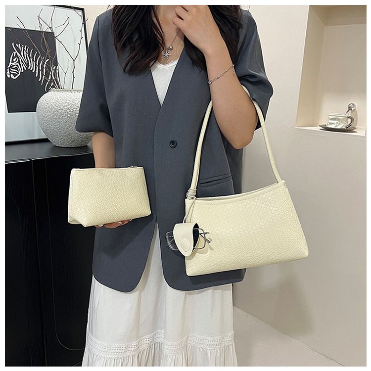 2025 Autumn/Winter Women'S Woven Pattern Shoulder Bag Casual Wear Hand-Held Handle Bag Fashion Retro Armpit Bag With Coin Purse B0264