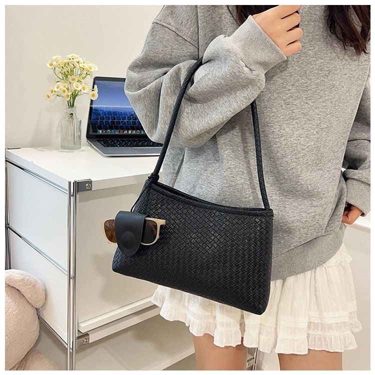 2025 Autumn/Winter Women'S Woven Pattern Shoulder Bag Casual Wear Hand-Held Handle Bag Fashion Retro Armpit Bag With Coin Purse B0264