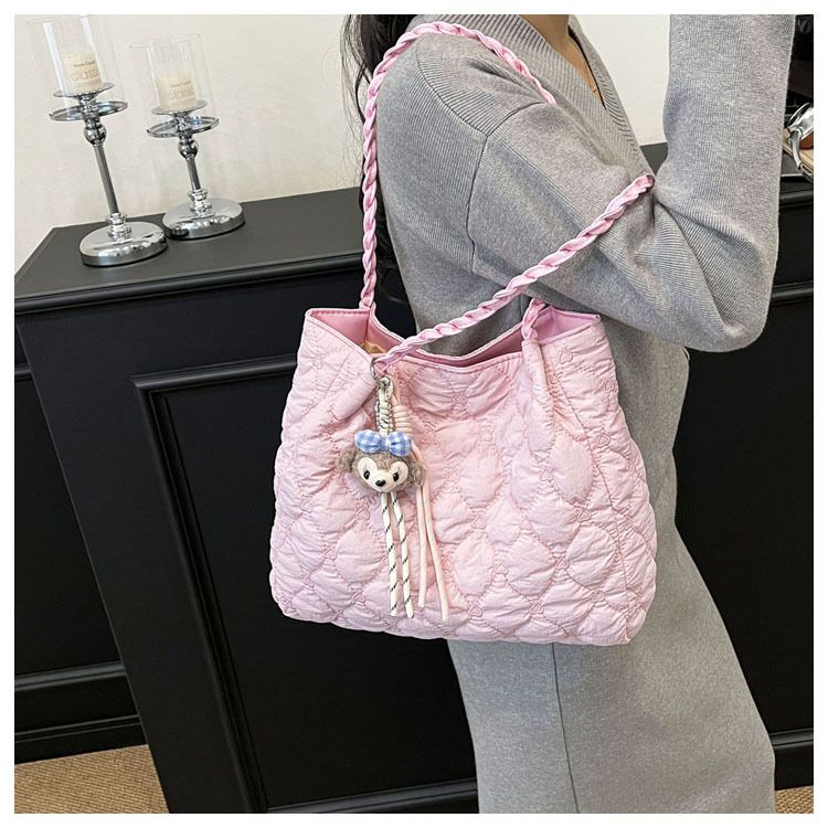 Women Quilted Diamond Lattice Handbag Large Capacity Fashion Shoulder Bag with Cute Pendants Padded Shopping Tote Chic Hobo Bag B0213