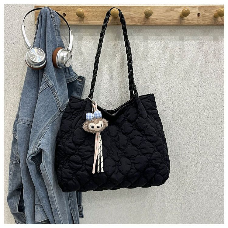 Women Quilted Diamond Lattice Handbag Large Capacity Fashion Shoulder Bag with Cute Pendants Padded Shopping Tote Chic Hobo Bag B0213
