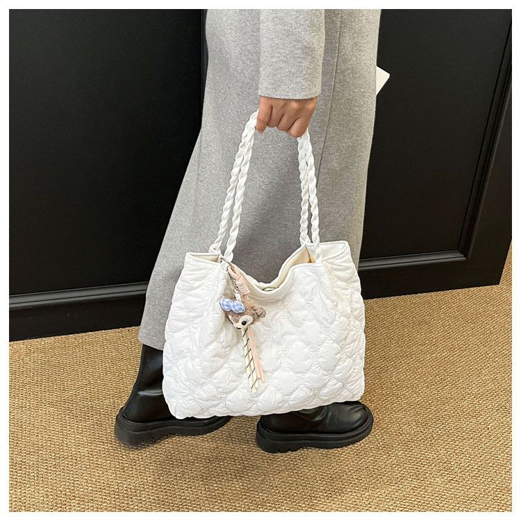 Women Quilted Diamond Lattice Handbag Large Capacity Fashion Shoulder Bag with Cute Pendants Padded Shopping Tote Chic Hobo Bag B0213