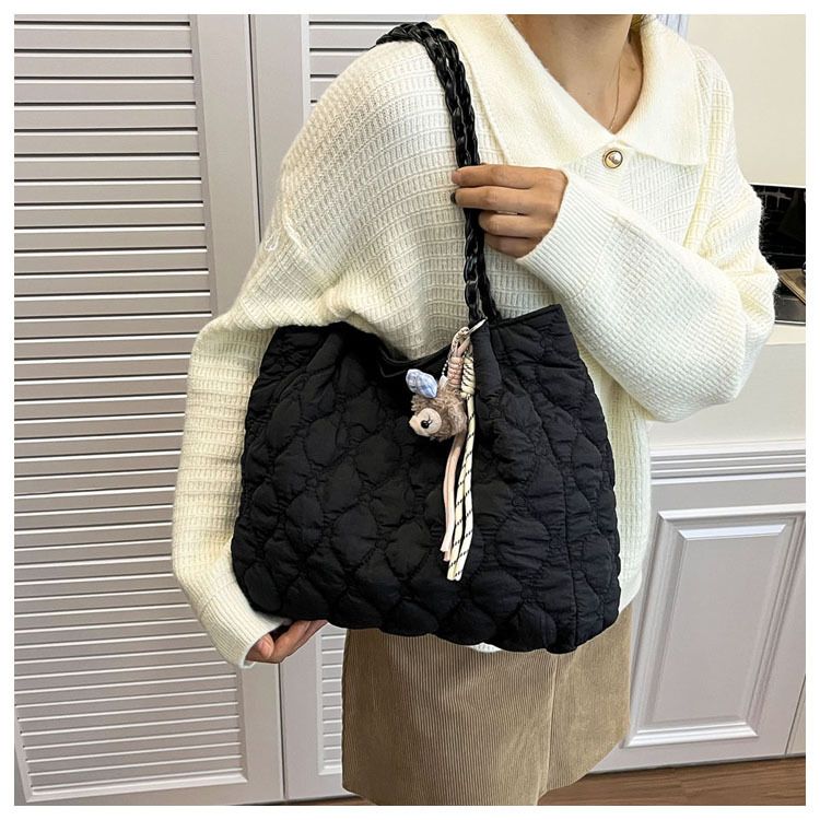Women Quilted Diamond Lattice Handbag Large Capacity Fashion Shoulder Bag with Cute Pendants Padded Shopping Tote Chic Hobo Bag B0213