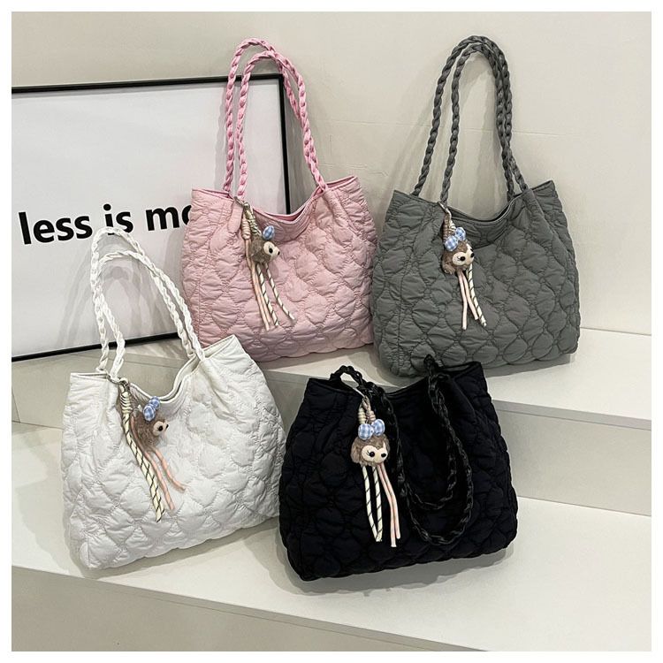 Women Quilted Diamond Lattice Handbag Large Capacity Fashion Shoulder Bag with Cute Pendants Padded Shopping Tote Chic Hobo Bag B0213