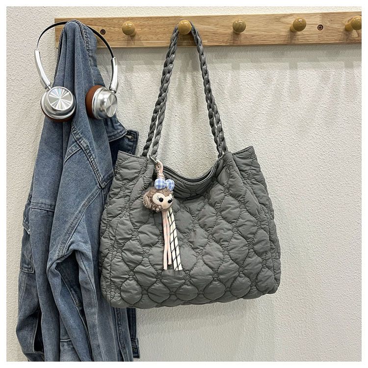 Women Quilted Diamond Lattice Handbag Large Capacity Fashion Shoulder Bag with Cute Pendants Padded Shopping Tote Chic Hobo Bag B0213