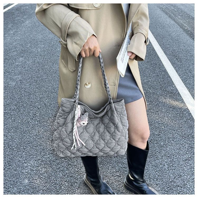 Women Quilted Diamond Lattice Handbag Large Capacity Fashion Shoulder Bag with Cute Pendants Padded Shopping Tote Chic Hobo Bag B0213