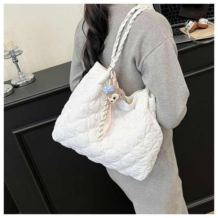 Women Quilted Diamond Lattice Handbag Large Capacity Fashion Shoulder Bag with Cute Pendants Padded Shopping Tote Chic Hobo Bag B0213