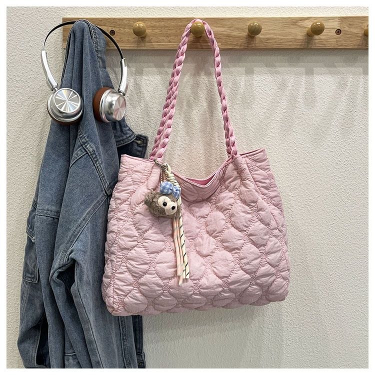 Women Quilted Diamond Lattice Handbag Large Capacity Fashion Shoulder Bag with Cute Pendants Padded Shopping Tote Chic Hobo Bag B0213