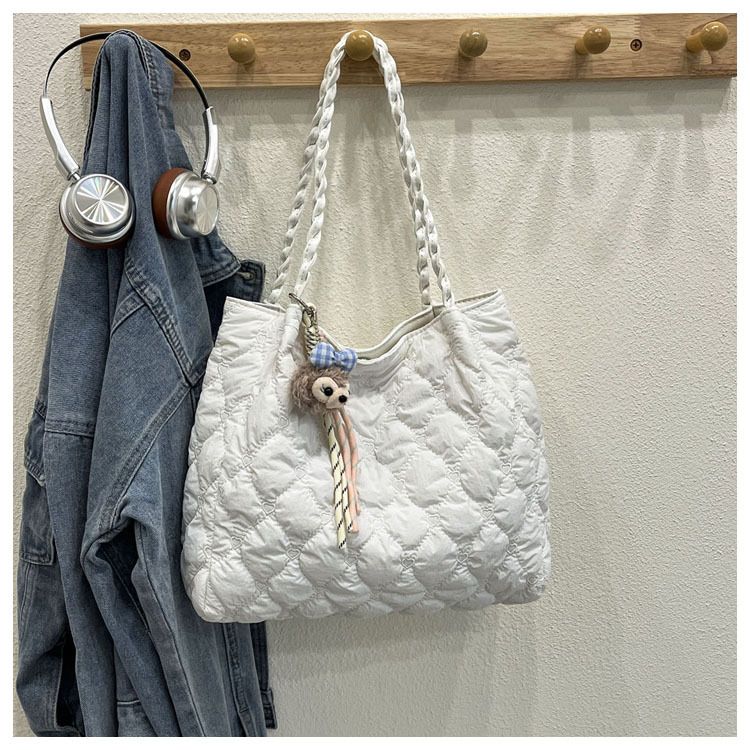 Women Quilted Diamond Lattice Handbag Large Capacity Fashion Shoulder Bag with Cute Pendants Padded Shopping Tote Chic Hobo Bag B0213