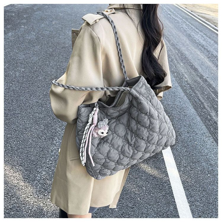 Women Quilted Diamond Lattice Handbag Large Capacity Fashion Shoulder Bag with Cute Pendants Padded Shopping Tote Chic Hobo Bag B0213