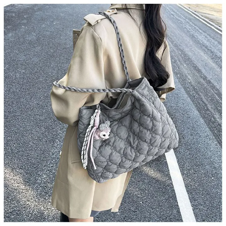 Women Quilted Diamond Lattice Handbag Large Capacity Fashion Shoulder Bag with Cute Pendants Padded Shopping Tote Chic Hobo Bag B0213