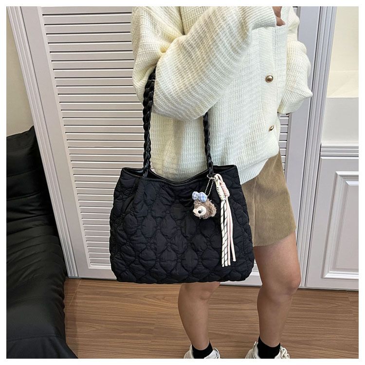 Women Quilted Diamond Lattice Handbag Large Capacity Fashion Shoulder Bag with Cute Pendants Padded Shopping Tote Chic Hobo Bag B0213