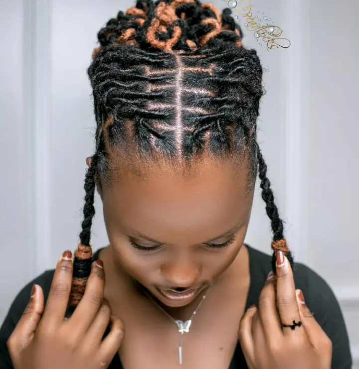 artificial dreadlocks extensions Synthetic dreadlocks are made of synthetic hair, they come in different types and materials, and can be installed on both dreaded and undreaded hair. For a detailed de