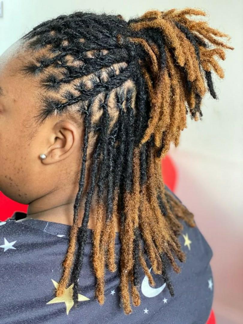 artificial dreadlocks extensions Synthetic dreadlocks are made of synthetic hair, they come in different types and materials, and can be installed on both dreaded and undreaded hair. For a detailed de