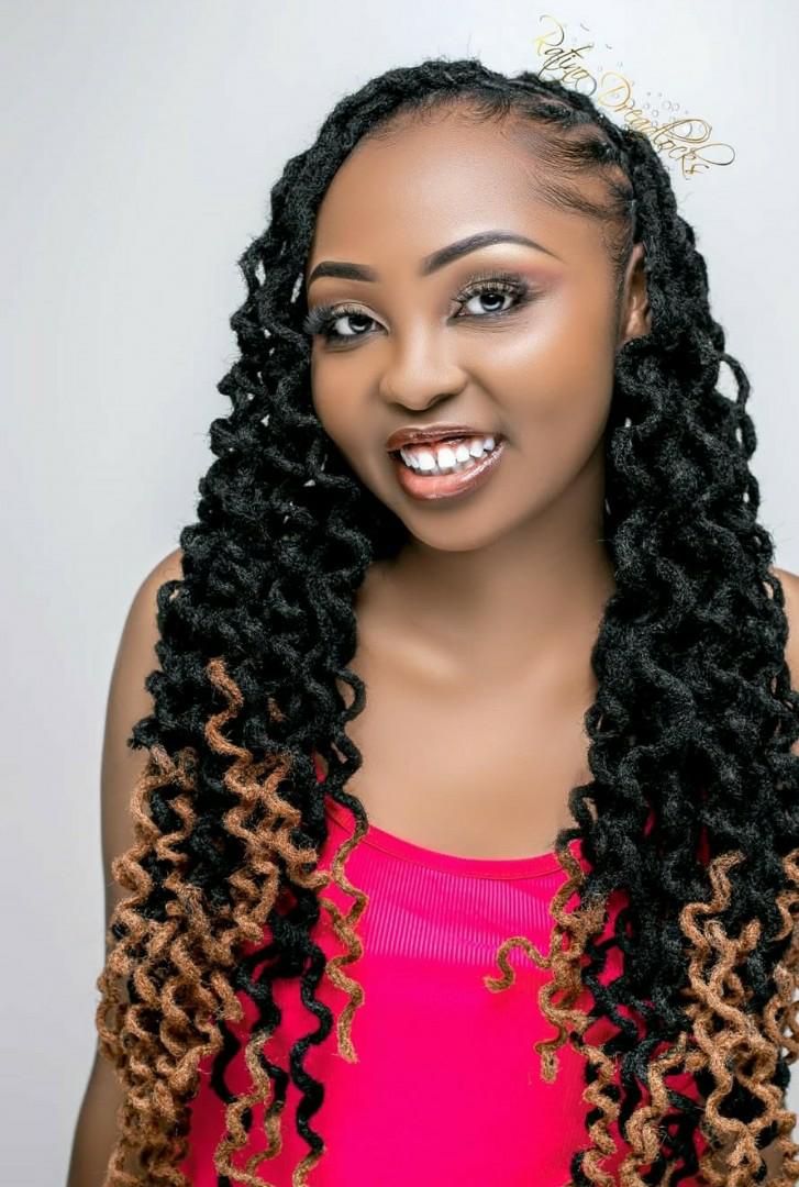 artificial dreadlocks extensions Synthetic dreadlocks are made of synthetic hair, they come in different types and materials, and can be installed on both dreaded and undreaded hair. For a detailed de