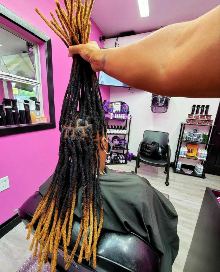 artificial dreadlocks extensions Synthetic dreadlocks are made of synthetic hair, they come in different types and materials, and can be installed on both dreaded and undreaded hair. For a detailed de