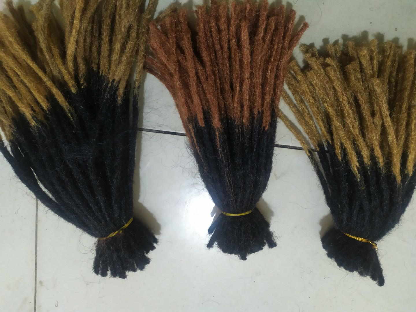 artificial dreadlocks extensions Synthetic dreadlocks are made of synthetic hair, they come in different types and materials, and can be installed on both dreaded and undreaded hair. For a detailed de