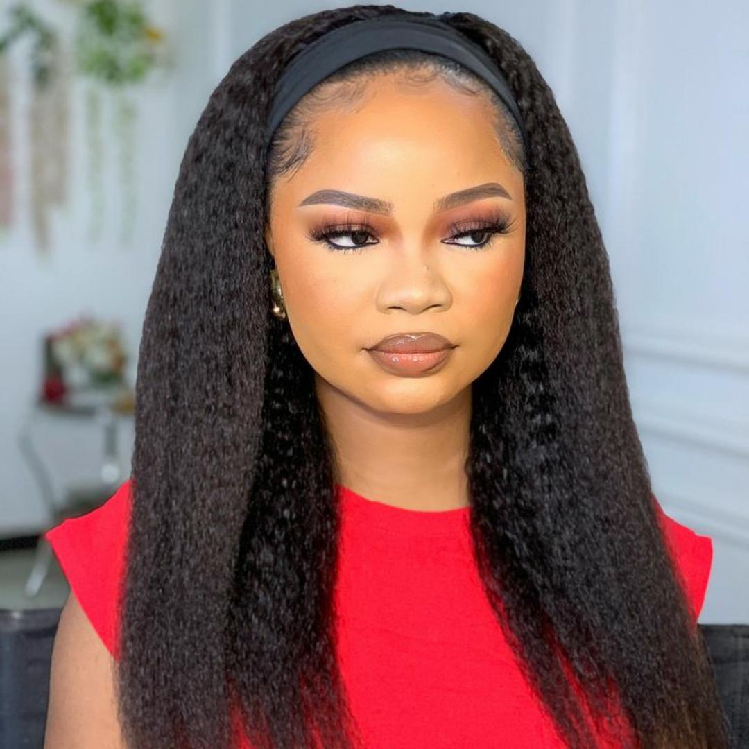 A headband wig is a type of wig that secures to the head with a built-in headband, eliminating the need for clips, glue, or lace. This design makes them easy to put on and take off, offering a conveni