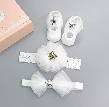 Newborn Baby Socks and Headbands Accessories Set  Baby Socks Lace Flower Baby Girl Shoe Socks and Headbands Set Soft Cotton Rubber Sole Anti Slip Pure cotton with lovely shape Gift Box Set(0-6 Months)