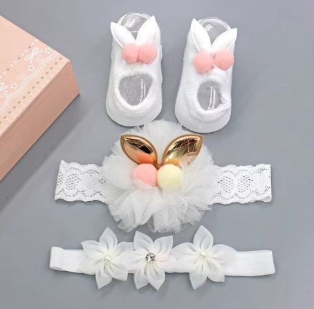 Newborn Baby Socks and Headbands Accessories Set  Baby Socks Lace Flower Baby Girl Shoe Socks and Headbands Set Soft Cotton Rubber Sole Anti Slip Pure cotton with lovely shape Gift Box Set(0-6 Months)