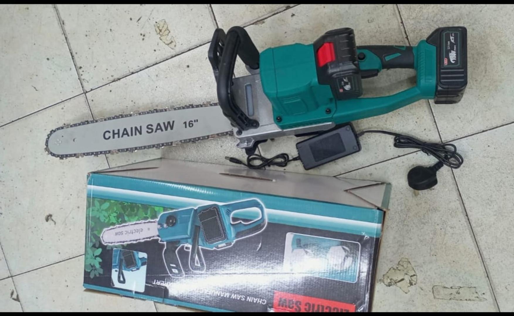 Makita 16 inch Cordless chainsaw 196v
