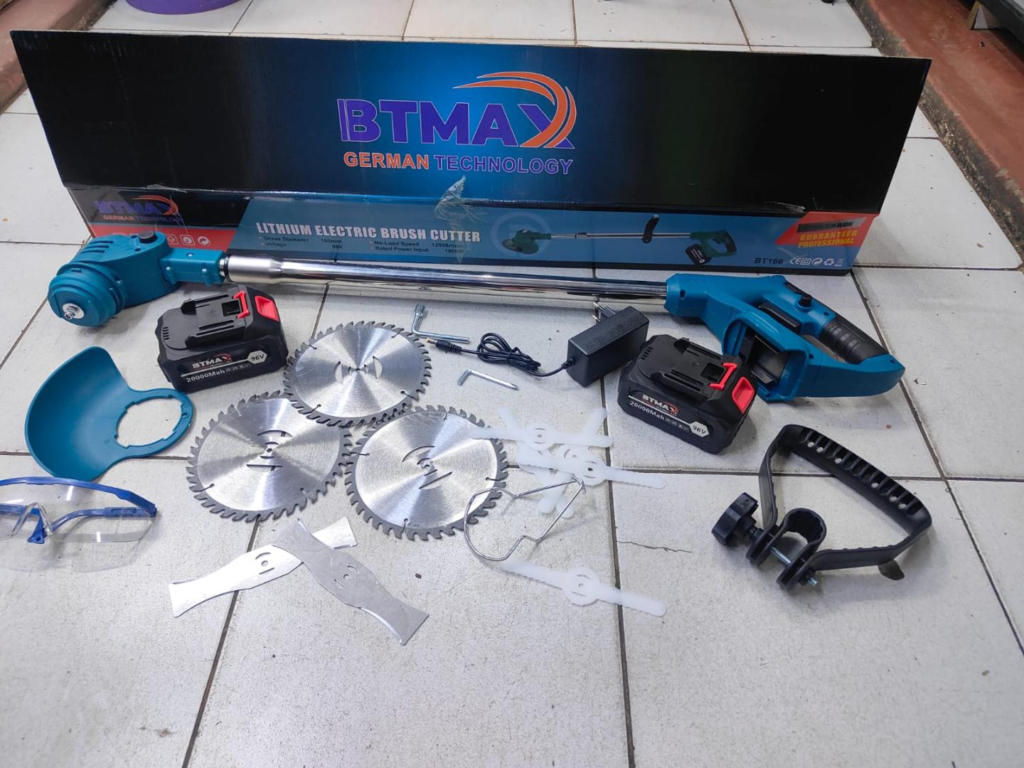 BT MAX 
German Technology 
Cordless brush cutter 
Grass mower 
✓2pcs 96v big batteries 
✓3 PCs circular blades 
✓shield goggles 
✓2pcs hard grass cutting blades 
✓5pcs soft grass cutting blades 
✓ han
