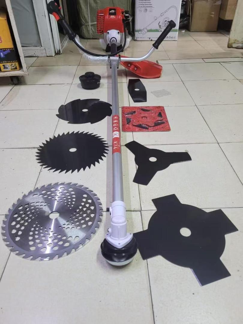 Four stroke gasoline brush cutter, with eight blades