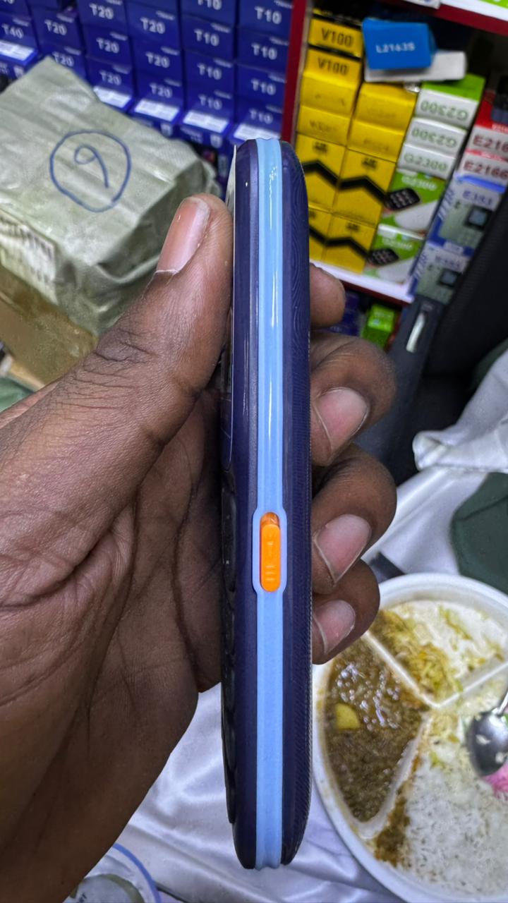 LIMITED DISCOUNT !!!New RAENO R310  TRIPLE SIM CARD FEATURE PHONE WITH Bluetooth /Wireless FM/SD Slot kabambe/katululu/mulika mwizi/button feature phone
