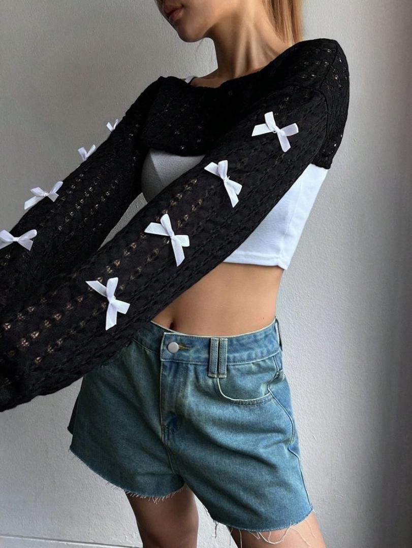 Crochet shrug with flowers and closed sleeves