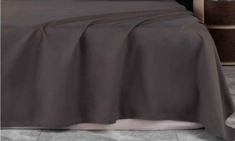 Simple solid color bed sheets can be machine washed, skin friendly, and brushed, light luxury