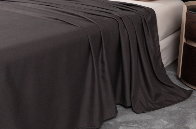 Simple solid color bed sheets can be machine washed, skin friendly, and brushed, light luxury