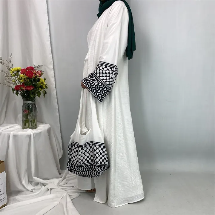 A new fashionable cardigan dress for Middle Eastern Muslims in Dubai, Turkey and Arabia during Ramadan, paired with a mini bag