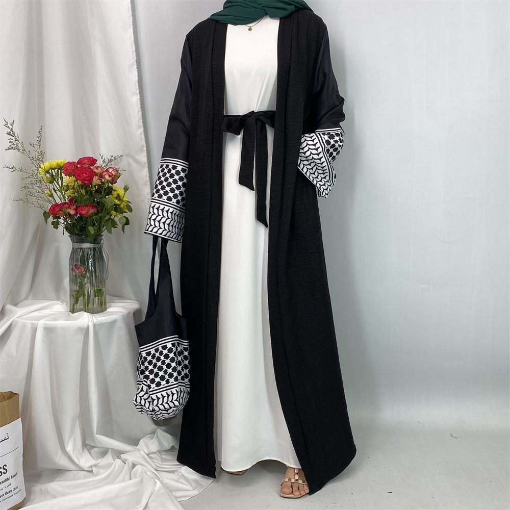 A new fashionable cardigan dress for Middle Eastern Muslims in Dubai, Turkey and Arabia during Ramadan, paired with a mini bag