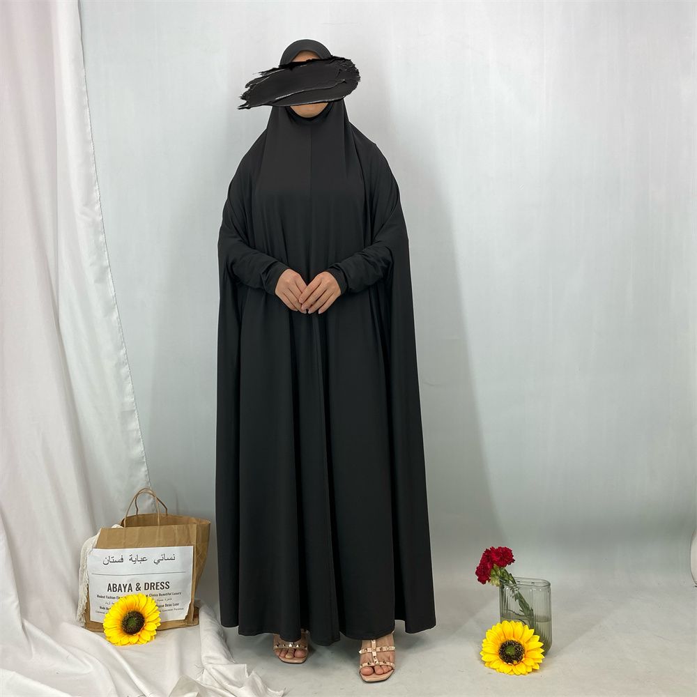 A new fashionable hooded dress for Middle Eastern Muslims and an elegant Arab women's robe from Tanzania, Africa