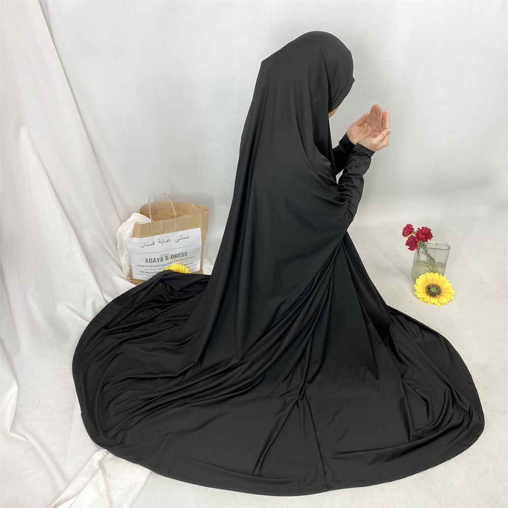A new fashionable hooded dress for Middle Eastern Muslims and an elegant Arab women's robe from Tanzania, Africa