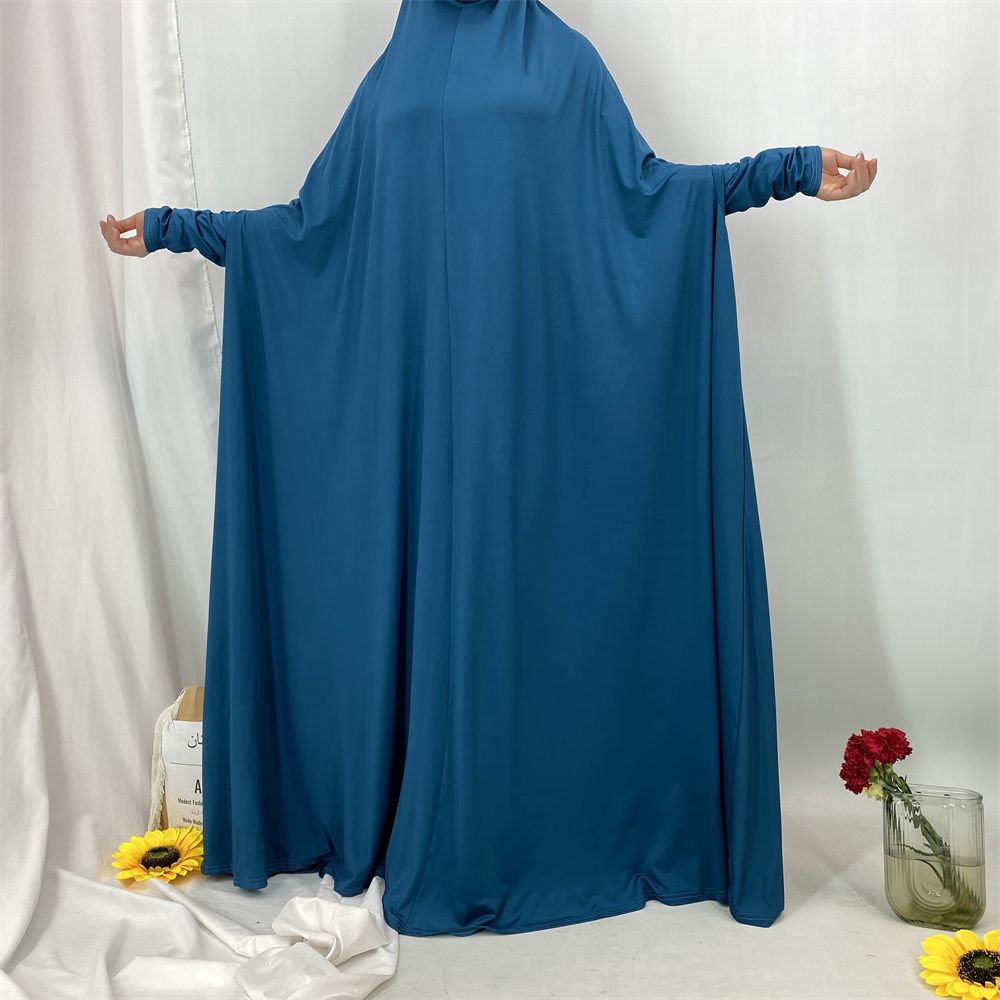 A new fashionable hooded dress for Middle Eastern Muslims and an elegant Arab women's robe from Tanzania, Africa