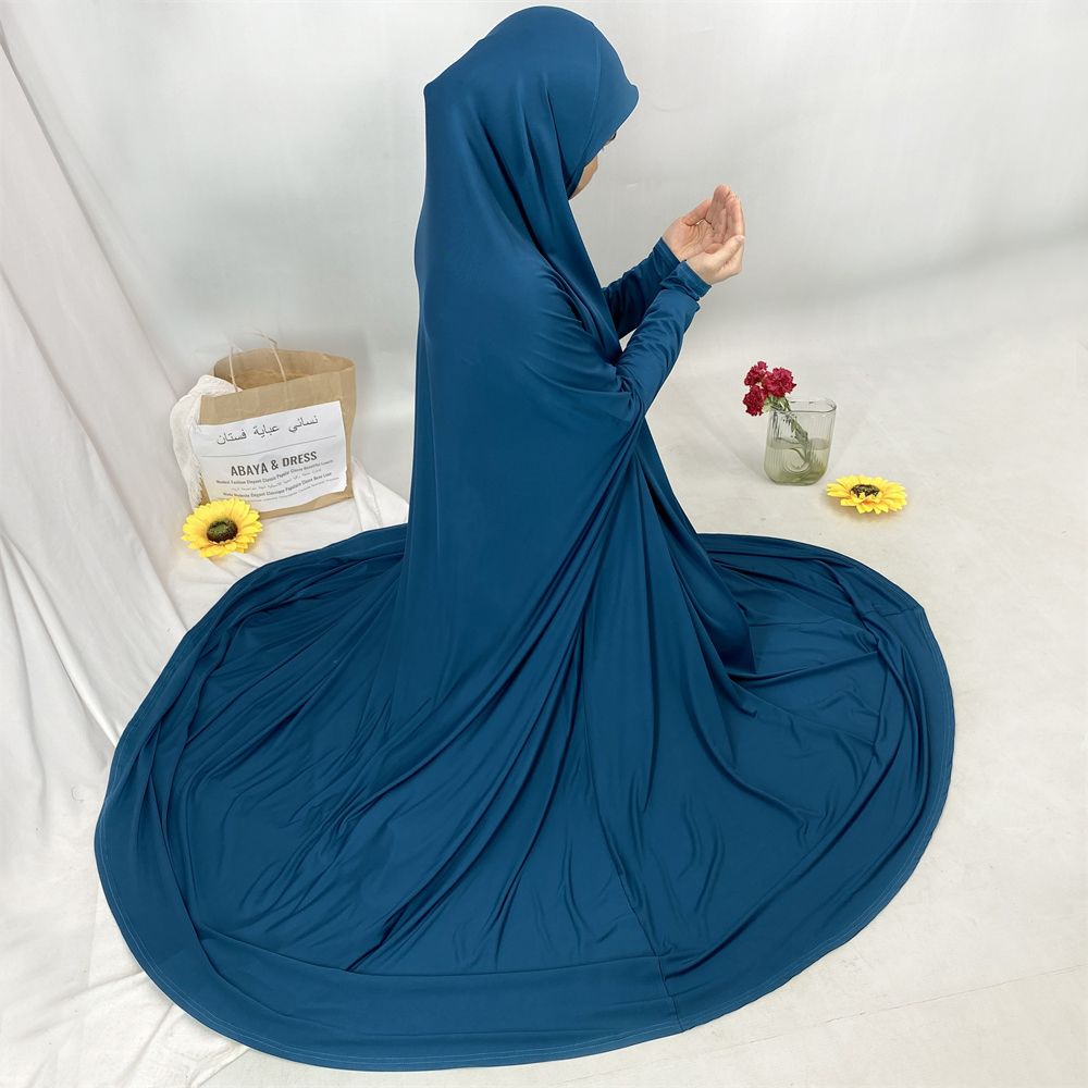 A new fashionable hooded dress for Middle Eastern Muslims and an elegant Arab women's robe from Tanzania, Africa