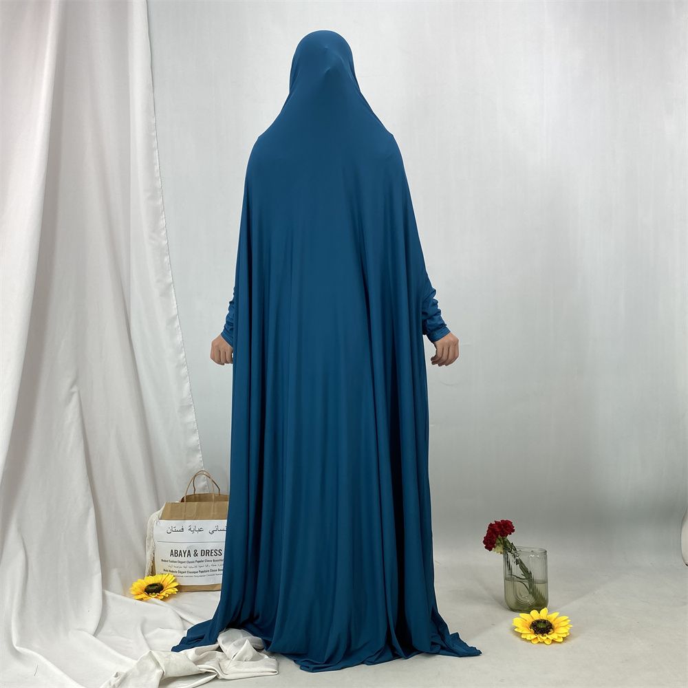 A new fashionable hooded dress for Middle Eastern Muslims and an elegant Arab women's robe from Tanzania, Africa