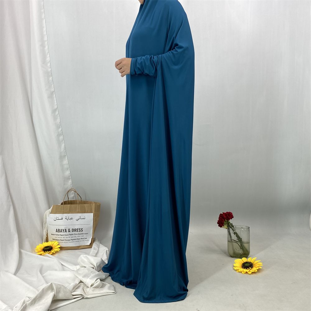 A new fashionable hooded dress for Middle Eastern Muslims and an elegant Arab women's robe from Tanzania, Africa