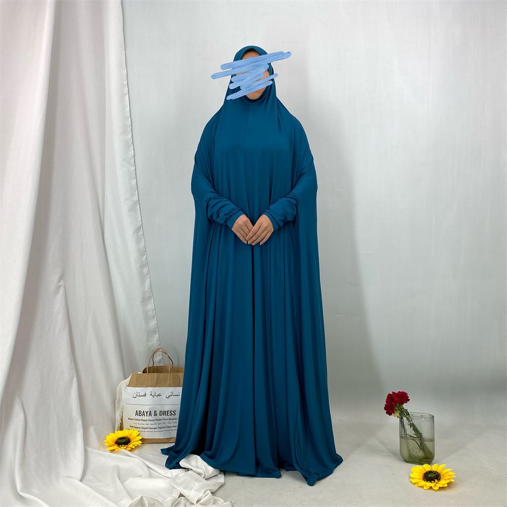 A new fashionable hooded dress for Middle Eastern Muslims and an elegant Arab women's robe from Tanzania, Africa