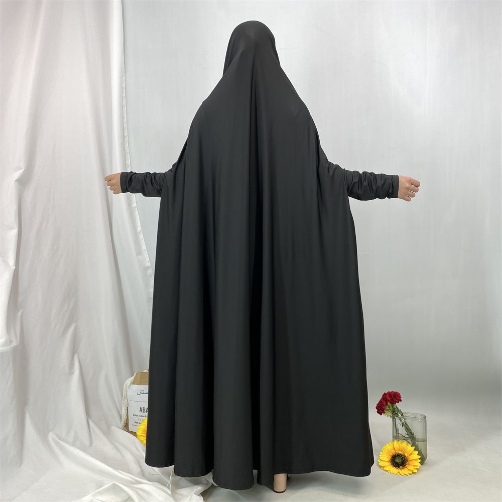 A new fashionable hooded dress for Middle Eastern Muslims and an elegant Arab women's robe from Tanzania, Africa