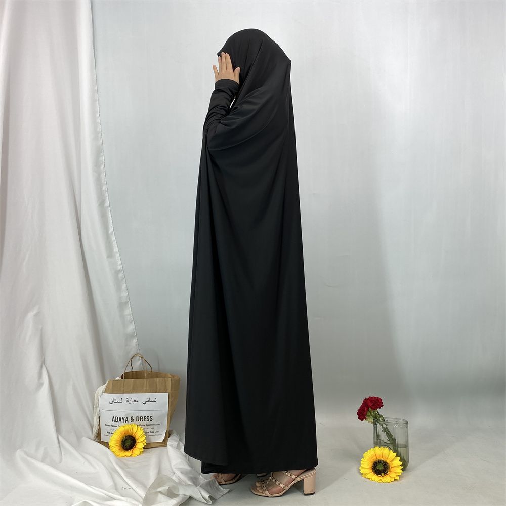 A new fashionable hooded dress for Middle Eastern Muslims and an elegant Arab women's robe from Tanzania, Africa