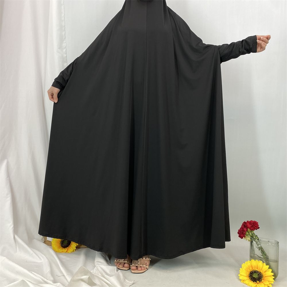 A new fashionable hooded dress for Middle Eastern Muslims and an elegant Arab women's robe from Tanzania, Africa